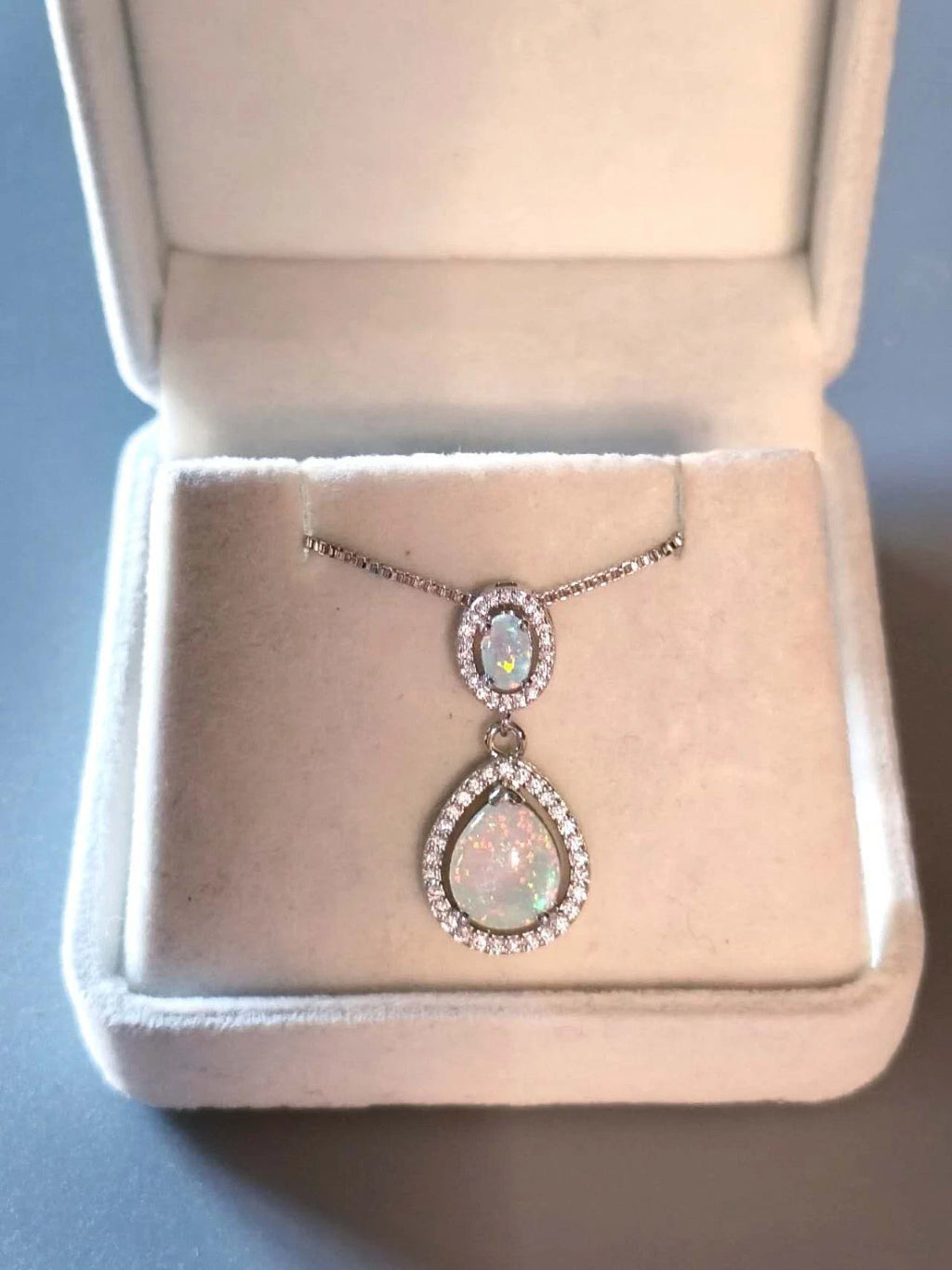 Necklace with two drop-shaped opals with 18K white gold plating