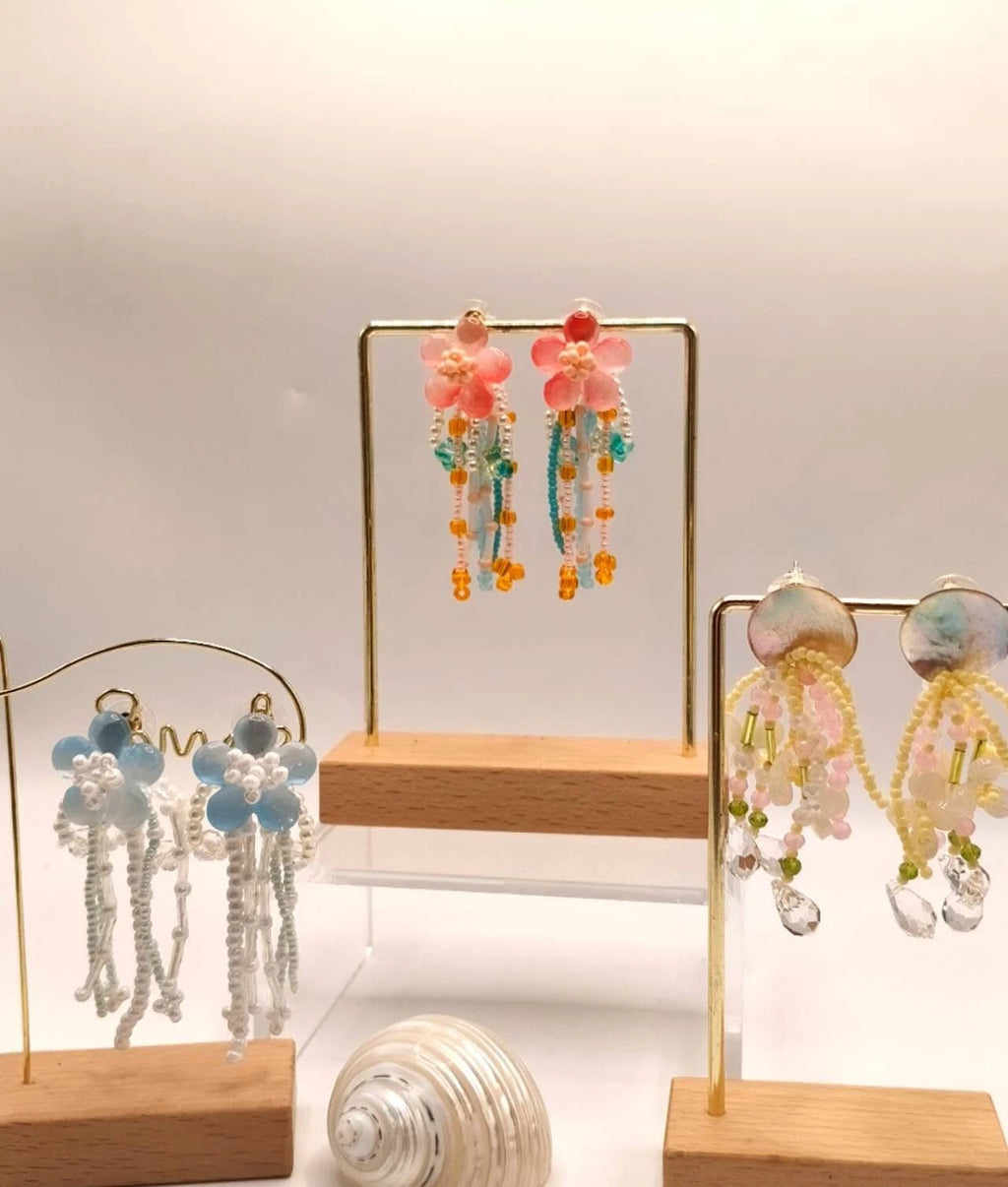 Handgefertigte Ohrringe mit Naturperlen und Kunstharz mit Blumenmotiven und Quasten
