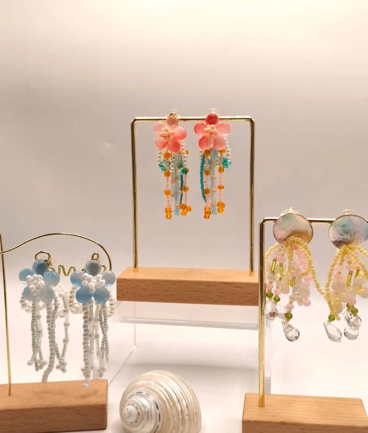 Handgefertigte Ohrringe mit Naturperlen und Kunstharz mit Blumenmotiven und Quasten