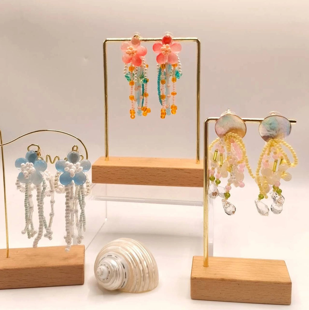 Handgefertigte Ohrringe mit Naturperlen und Kunstharz mit Blumenmotiven und Quasten