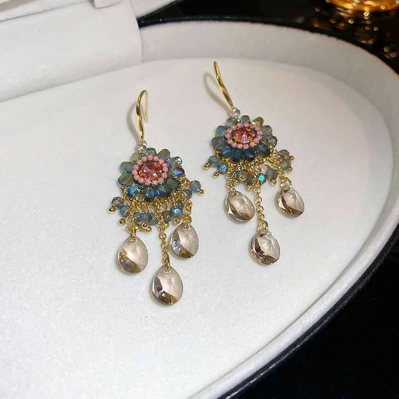 Orecchini di zirconi e cristalli con nappe stile boemo