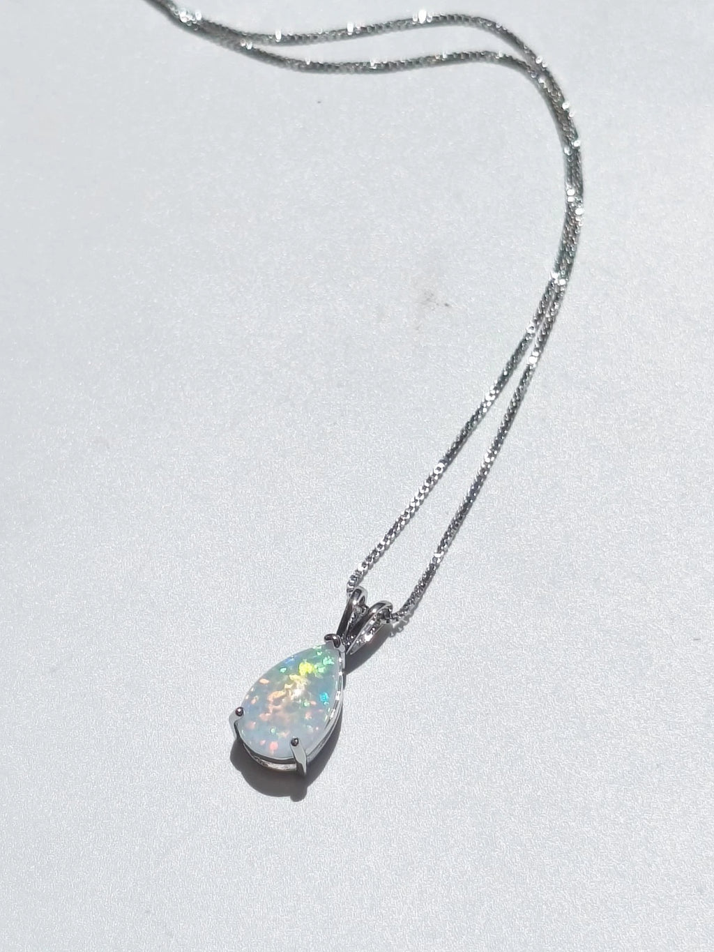 Collana di opale forma goccia placcato in oro bianco 18K