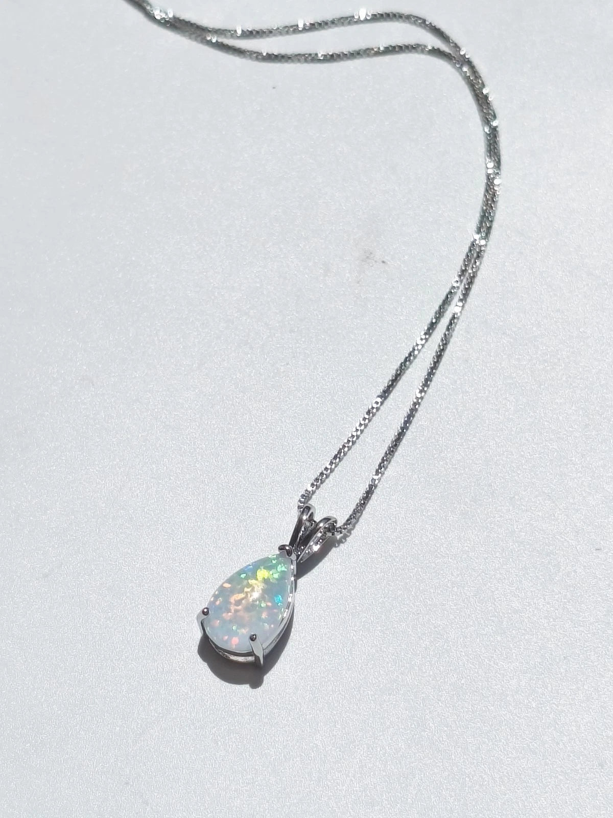 Collana di opale forma goccia placcato in oro bianco 18K