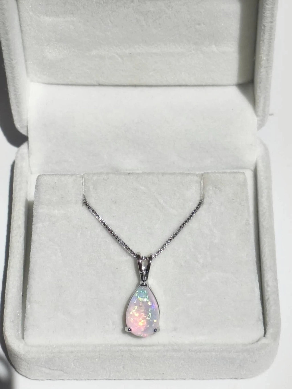 Collana di opale forma goccia placcato in oro bianco 18K