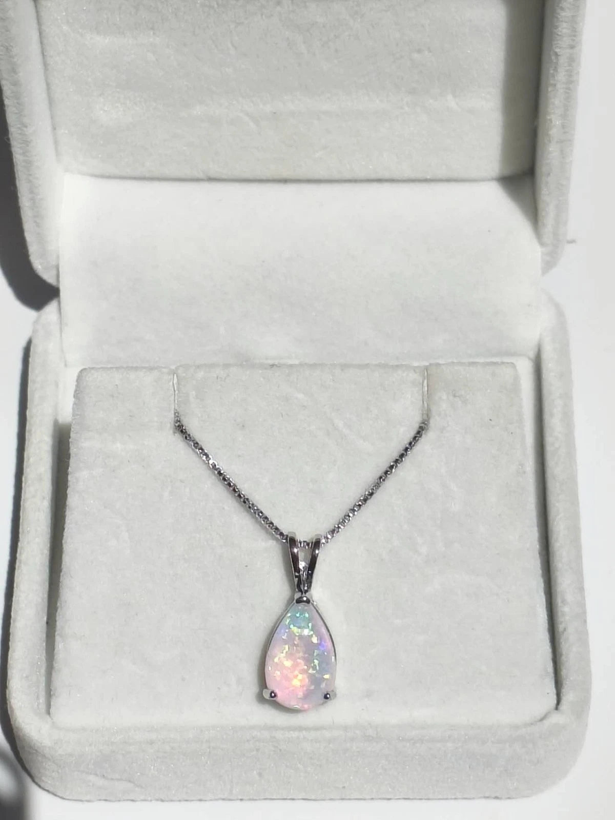 Collana di opale forma goccia placcato in oro bianco 18K