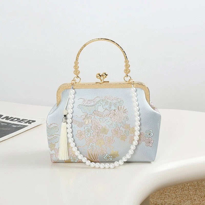 pochette elegante artigianale con motivi di fiori di ciliegio