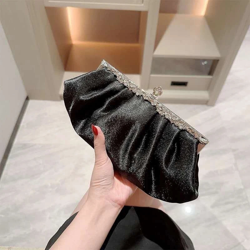 Pochette da sera in raso lucido nero con finitura strass