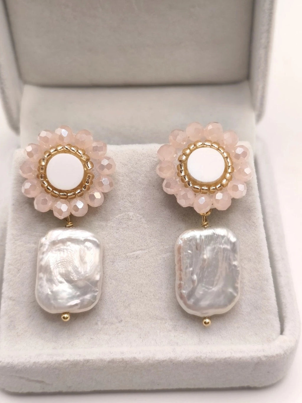 Ohrringe aus natürlichen Barockperlen mit Blumen aus Kristallen (Silbernadel)