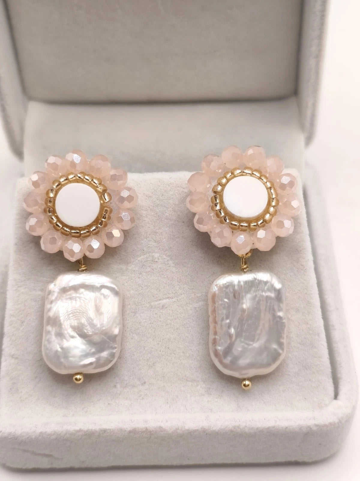 Ohrringe aus natürlichen Barockperlen mit Blumen aus Kristallen (Silbernadel)