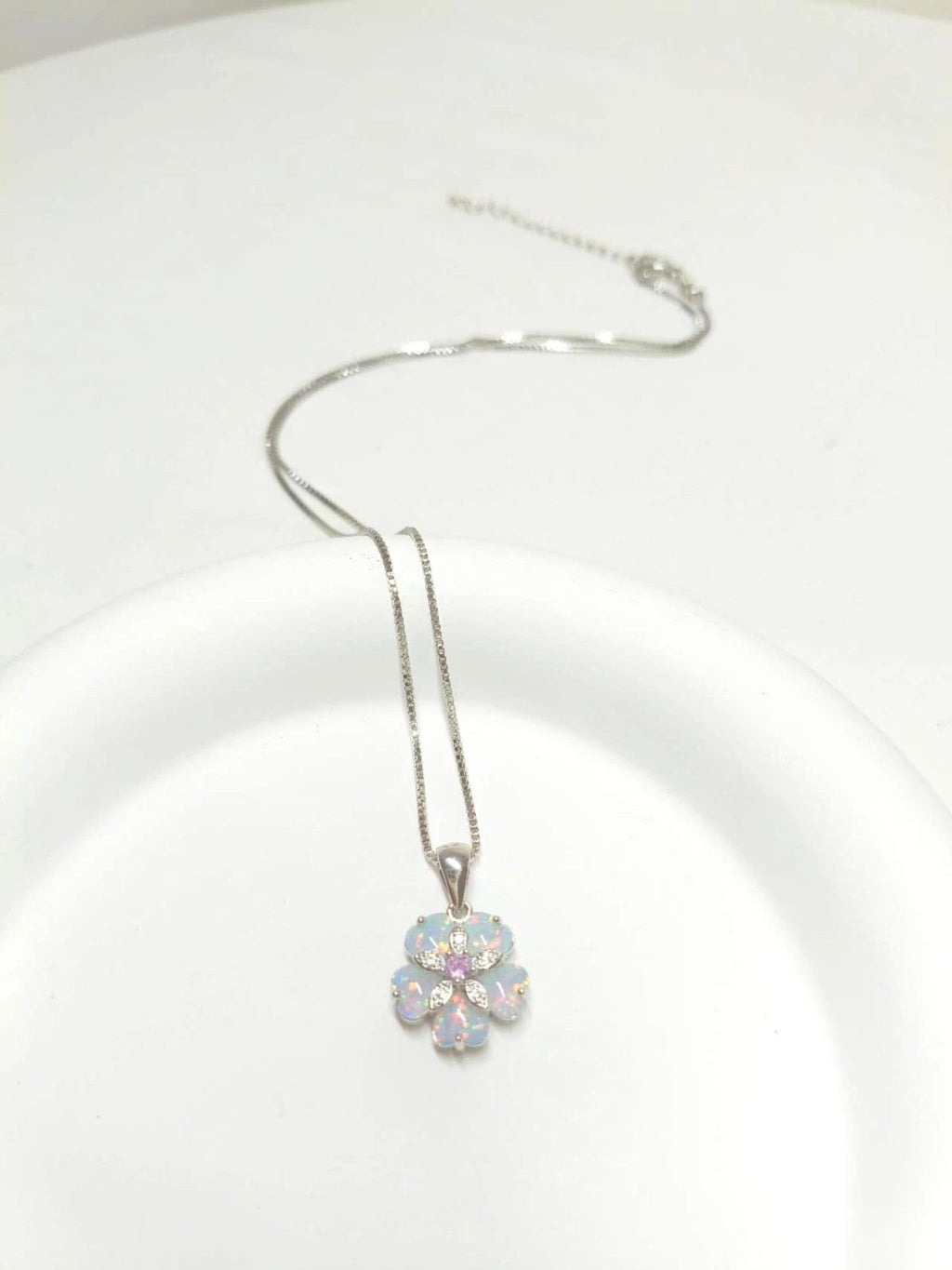 Collana floreale delicata in opale, ciondolo iridescente placcato argento