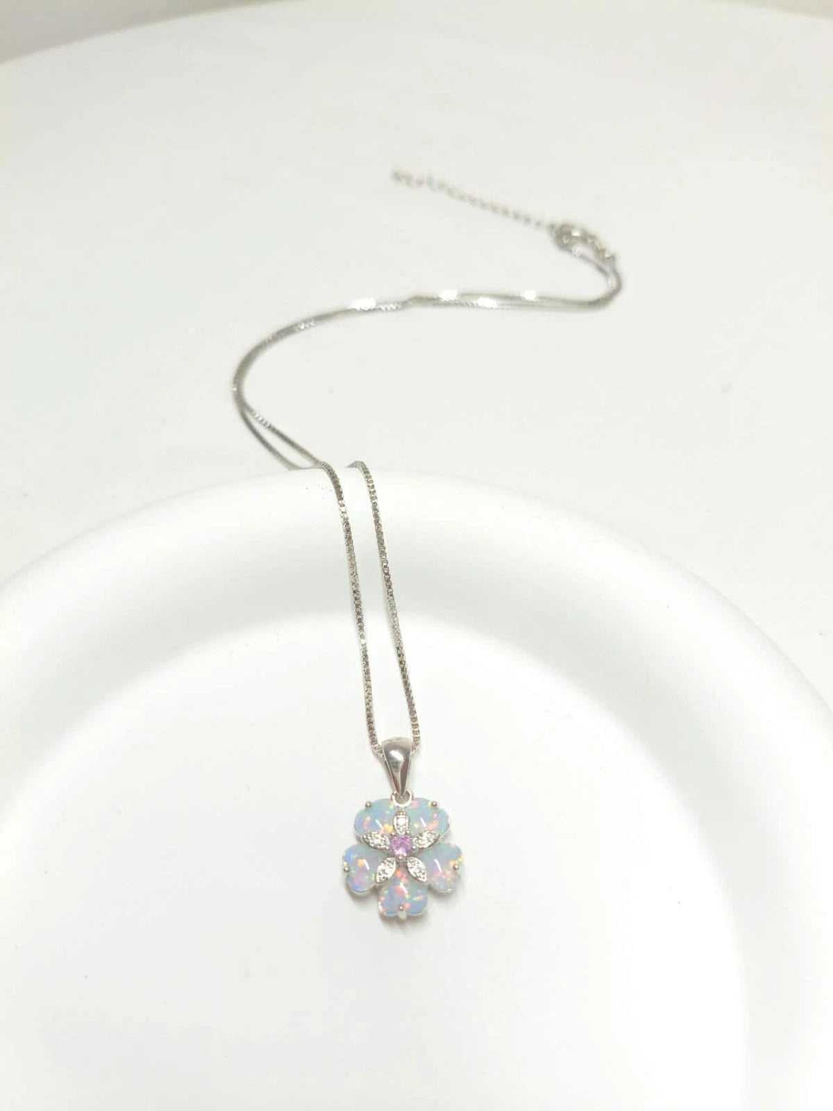 Collana floreale delicata in opale, ciondolo iridescente placcato argento