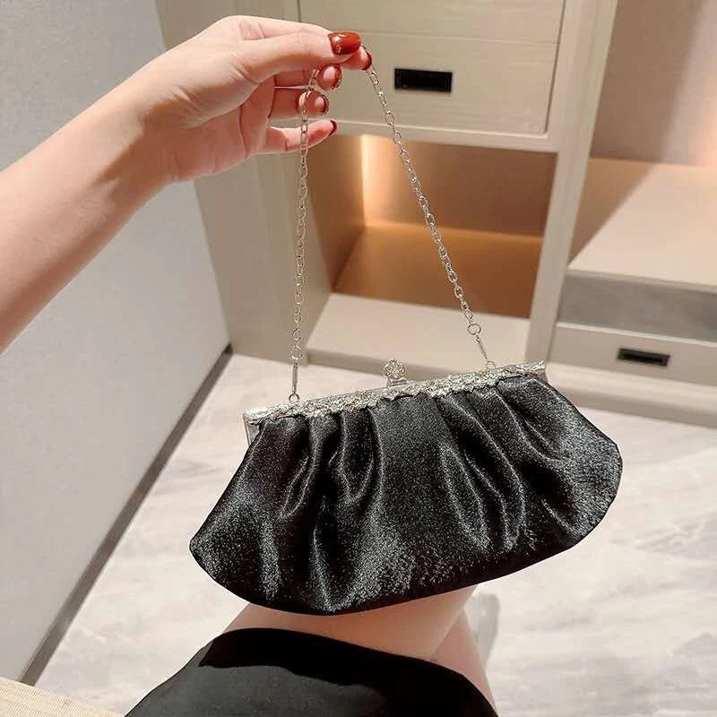 Pochette da sera in raso lucido nero con finitura strass