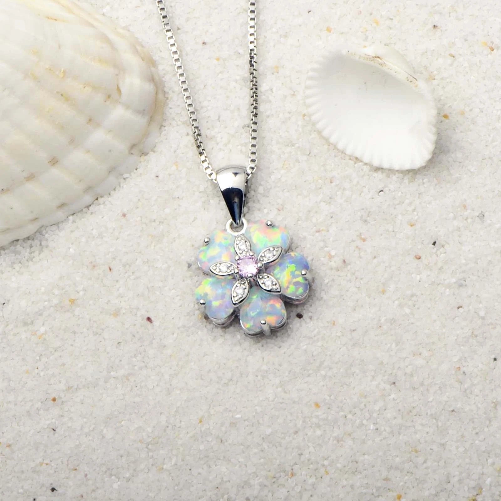 Zarte florale Opal-Halskette, schillernder versilberter Anhänger