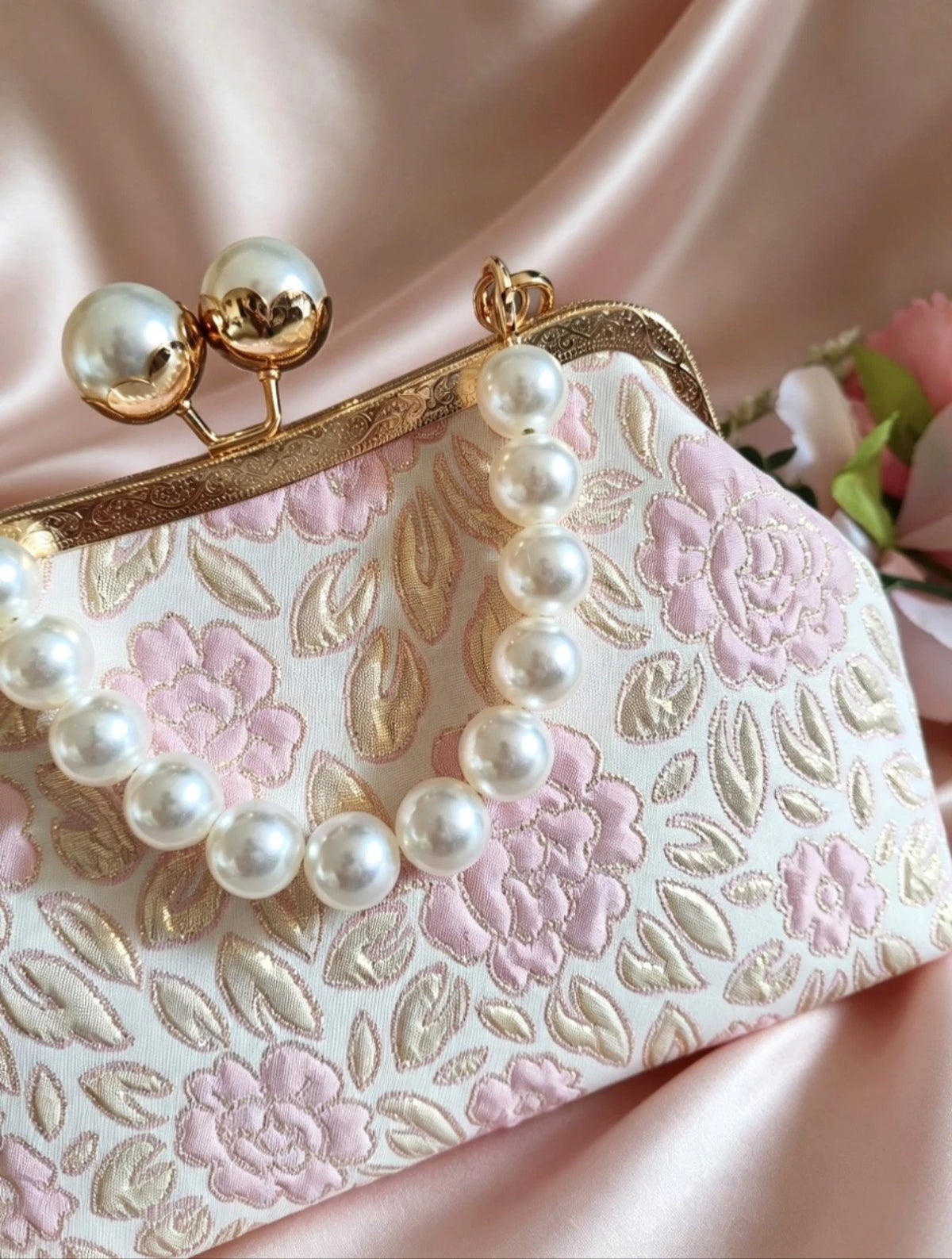 Handtasche, handbestickt mit Blumenmotiven, hellblau oder rosa