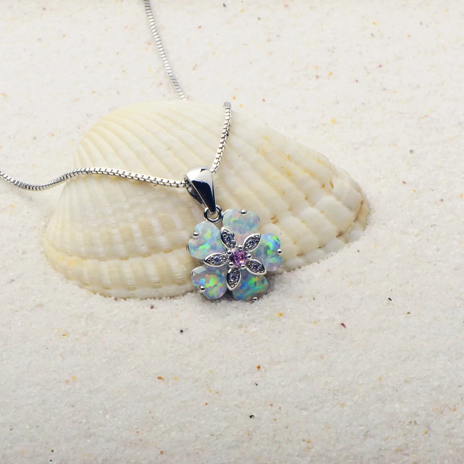 Zarte florale Opal-Halskette, schillernder versilberter Anhänger