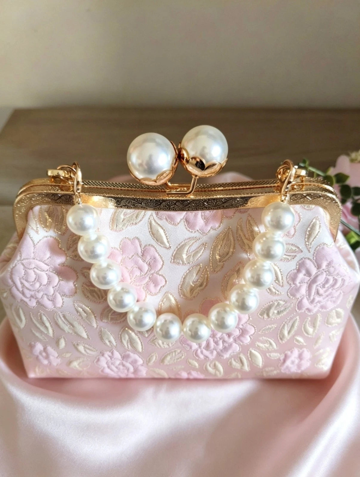 Handtasche, handbestickt mit Blumenmotiven, hellblau oder rosa