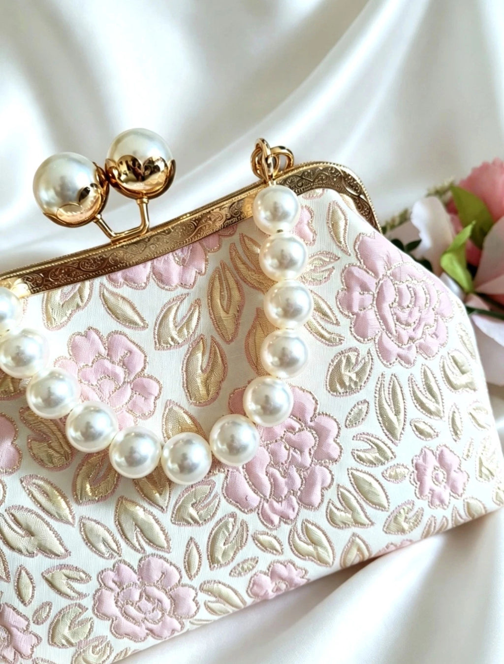 Handtasche, handbestickt mit Blumenmotiven, hellblau oder rosa
