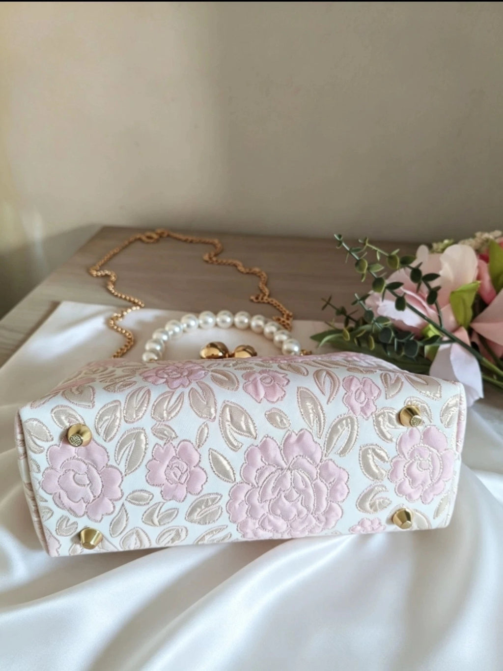 Handtasche, handbestickt mit Blumenmotiven, hellblau oder rosa