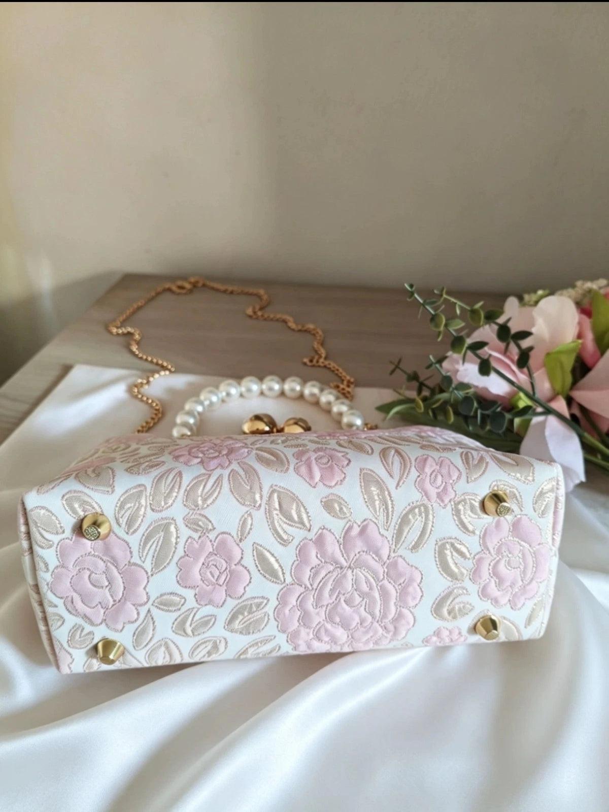 Handtasche, handbestickt mit Blumenmotiven, hellblau oder rosa