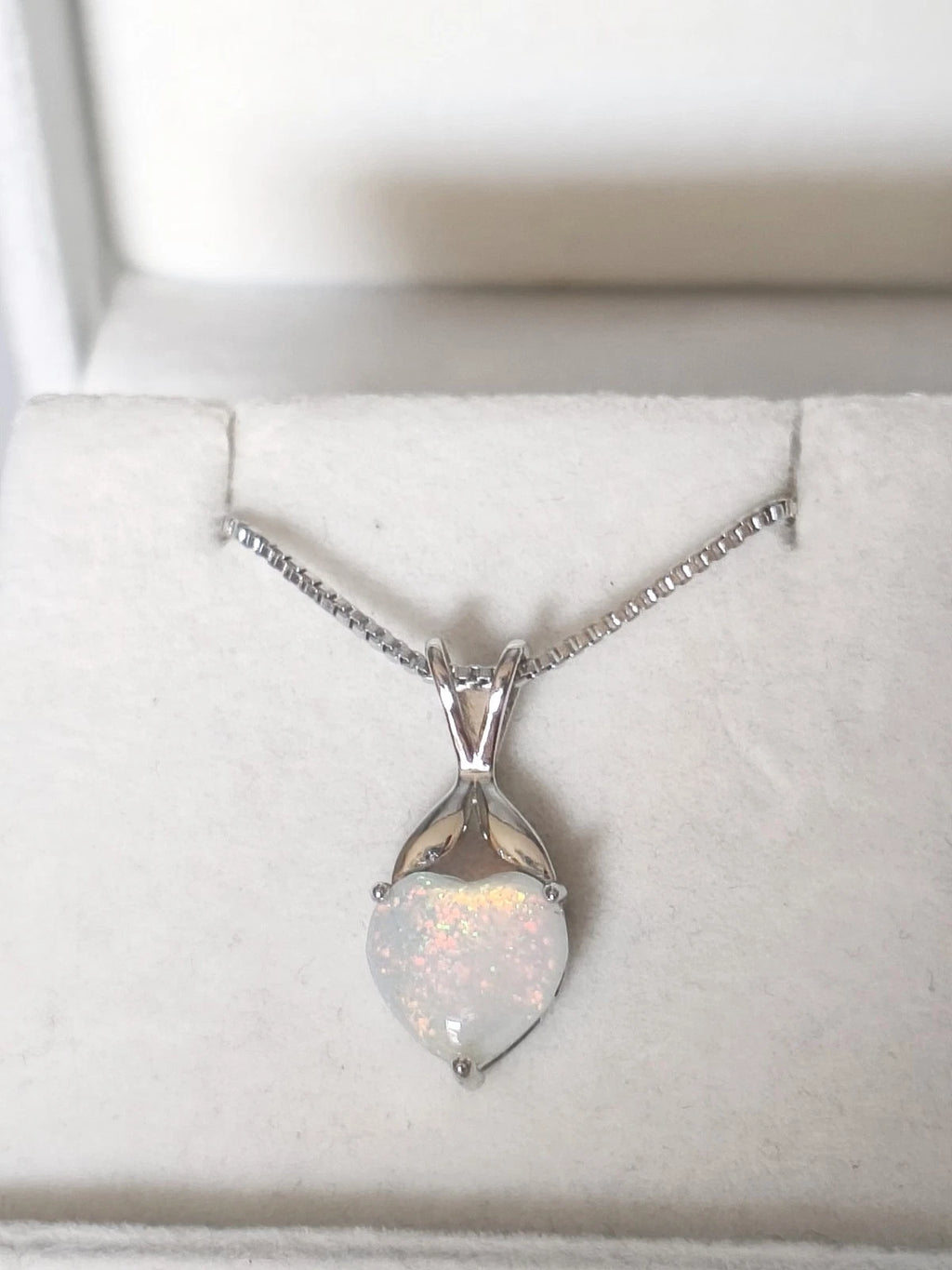 collana placcato in oro bianco 18K con opale a forma di cuore
