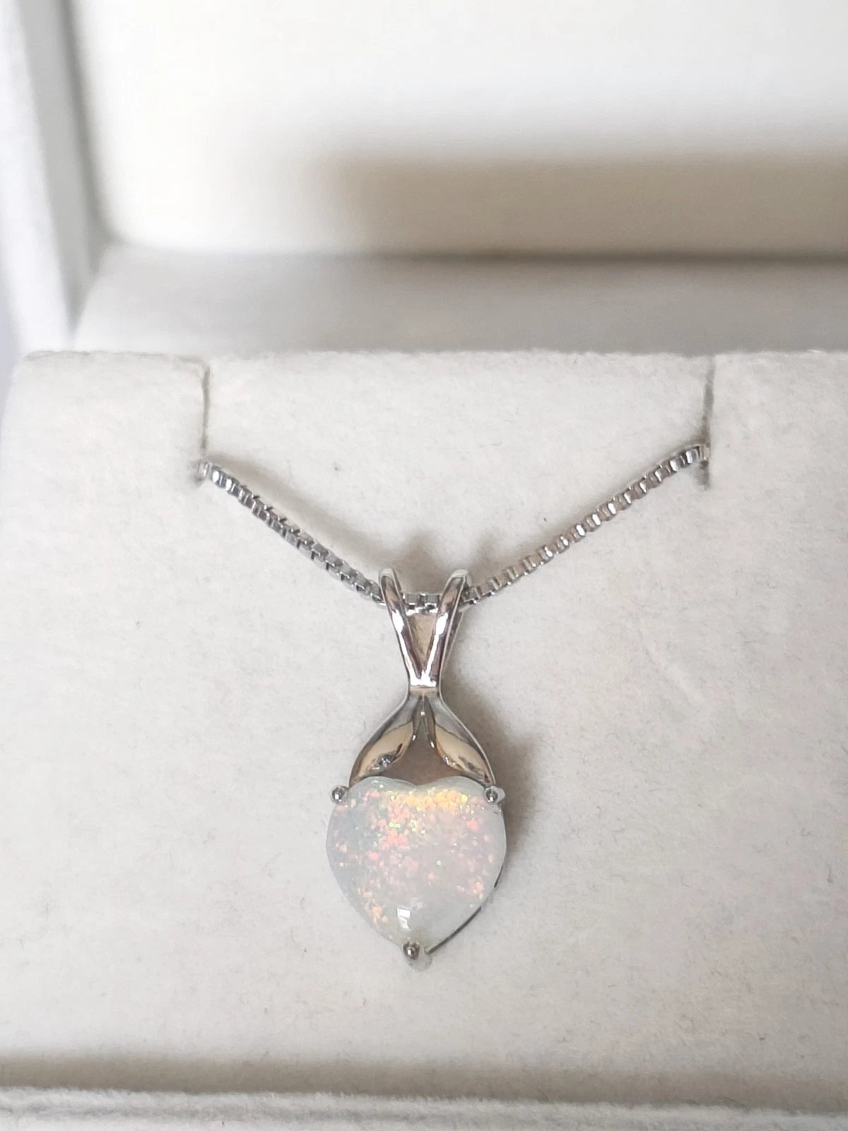 collana placcato in oro bianco 18K con opale a forma di cuore