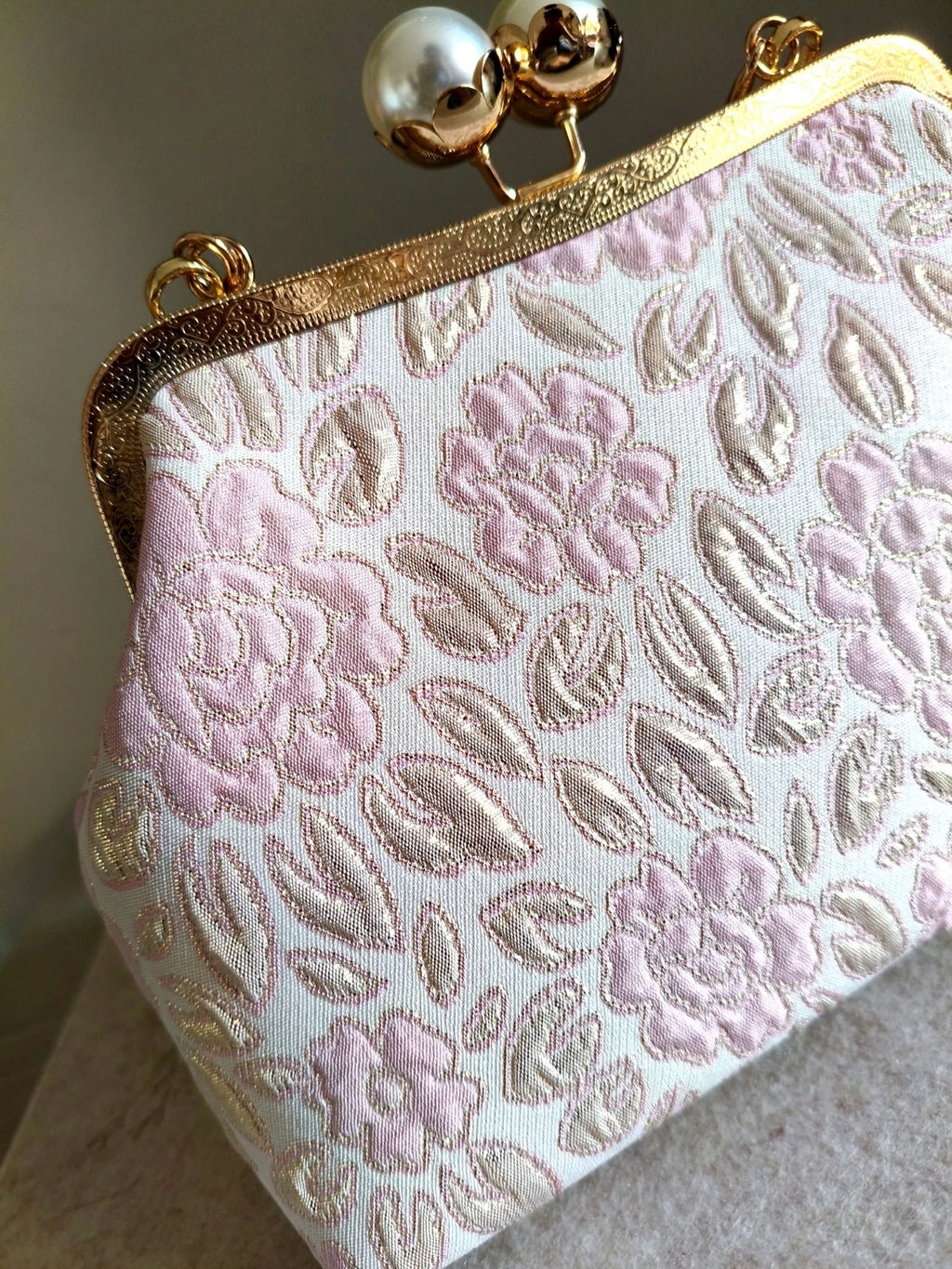 Handtasche, handbestickt mit Blumenmotiven, hellblau oder rosa