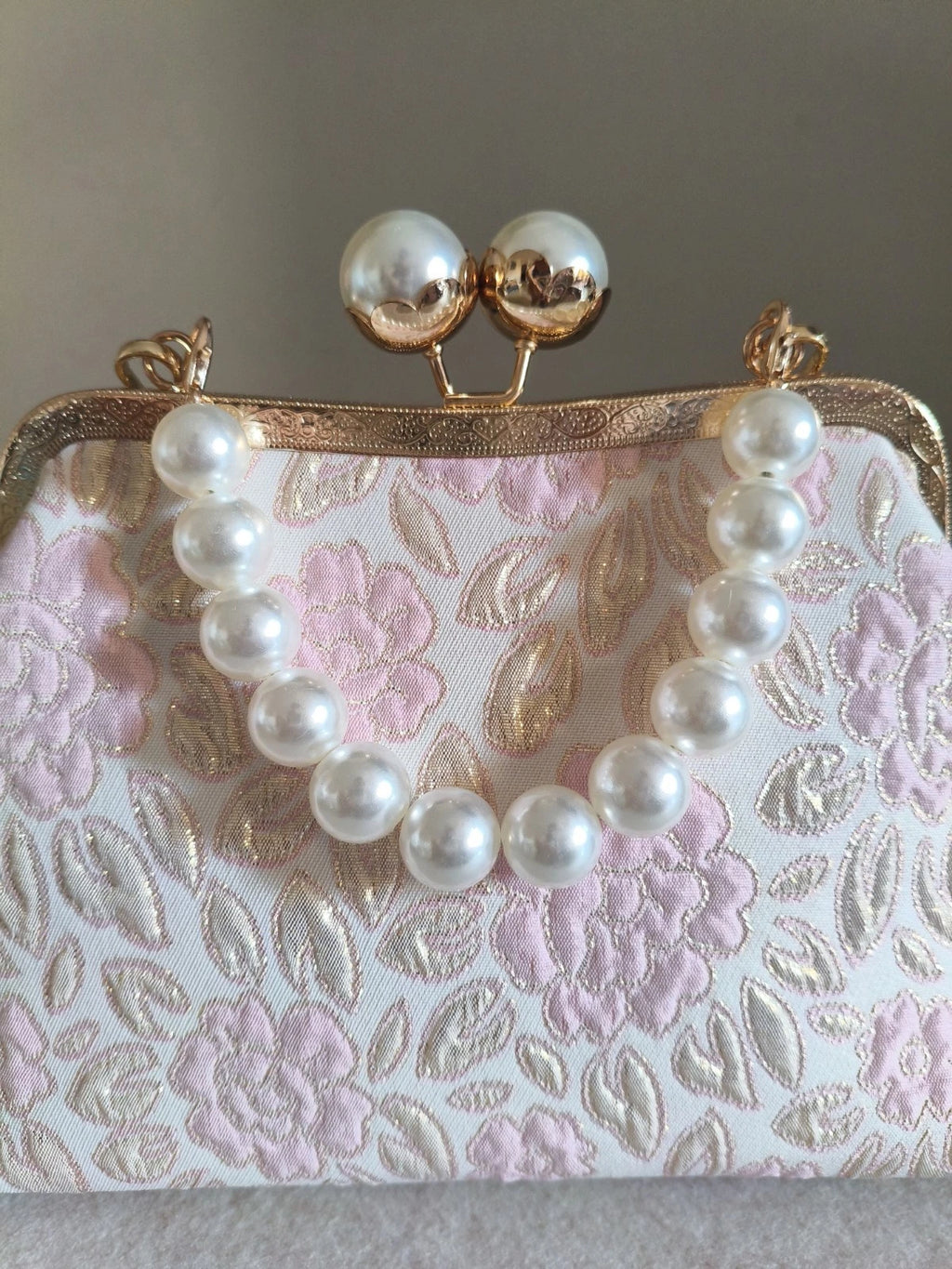 Handtasche, handbestickt mit Blumenmotiven, hellblau oder rosa