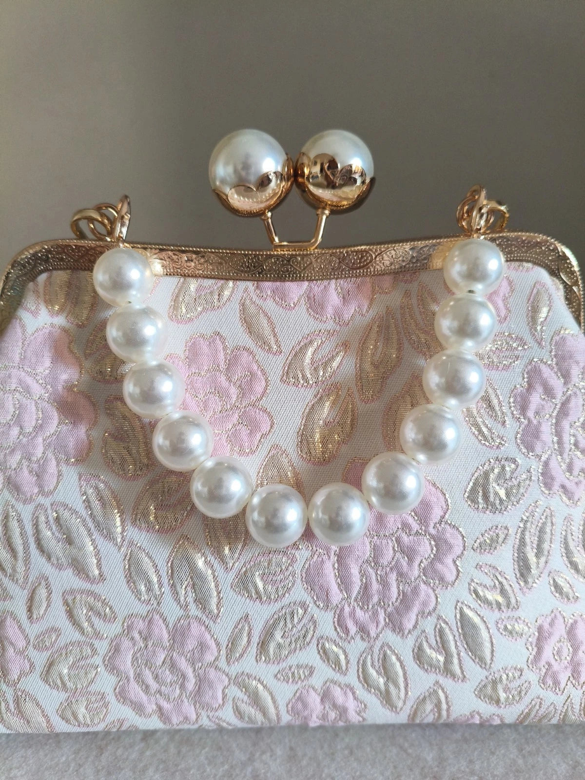 Handtasche, handbestickt mit Blumenmotiven, hellblau oder rosa