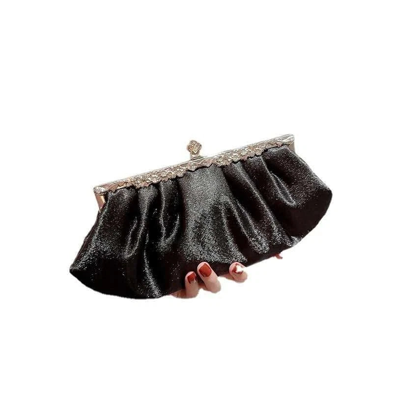 Pochette da sera in raso lucido nero con finitura strass