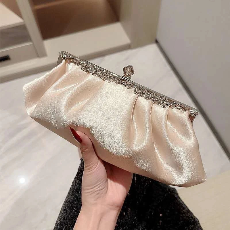 Pochette da sera in raso lucido con finitura strass