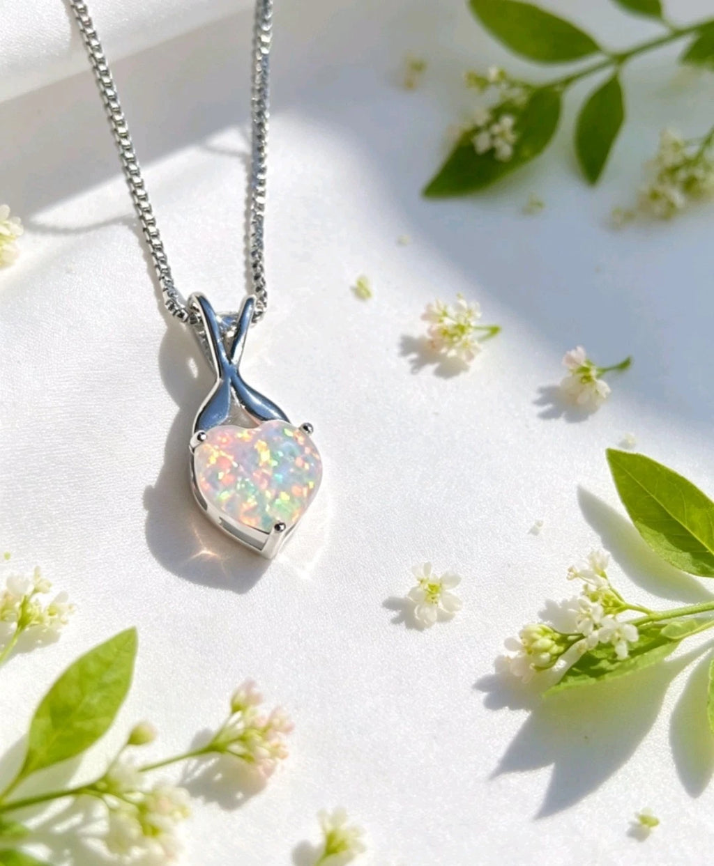 collana placcato in oro bianco 18K con opale a forma di cuore