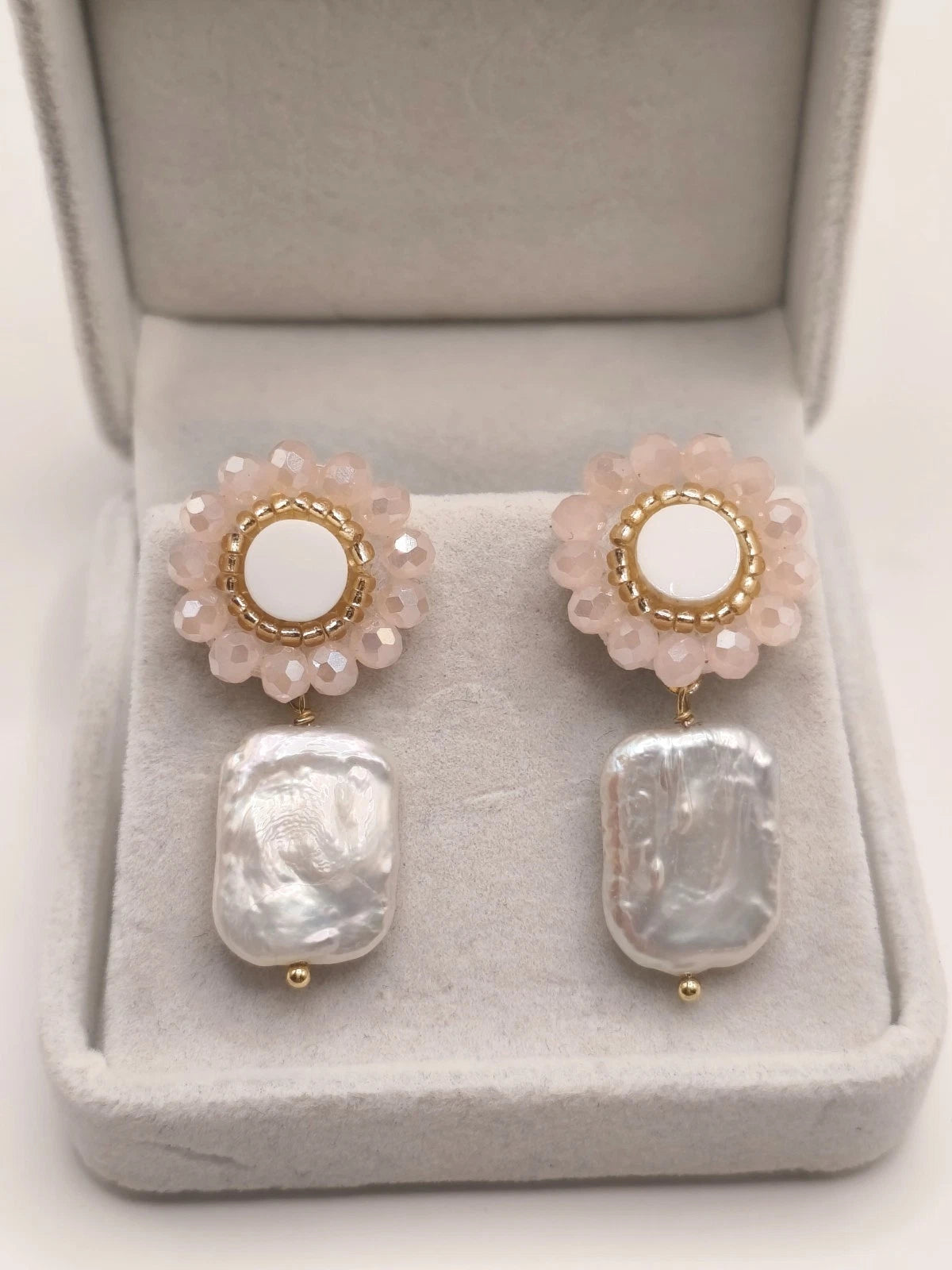 Ohrringe aus natürlichen Barockperlen mit Blumen aus Kristallen (Silbernadel)