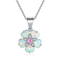 Collana floreale delicata in opale, ciondolo iridescente placcato argento