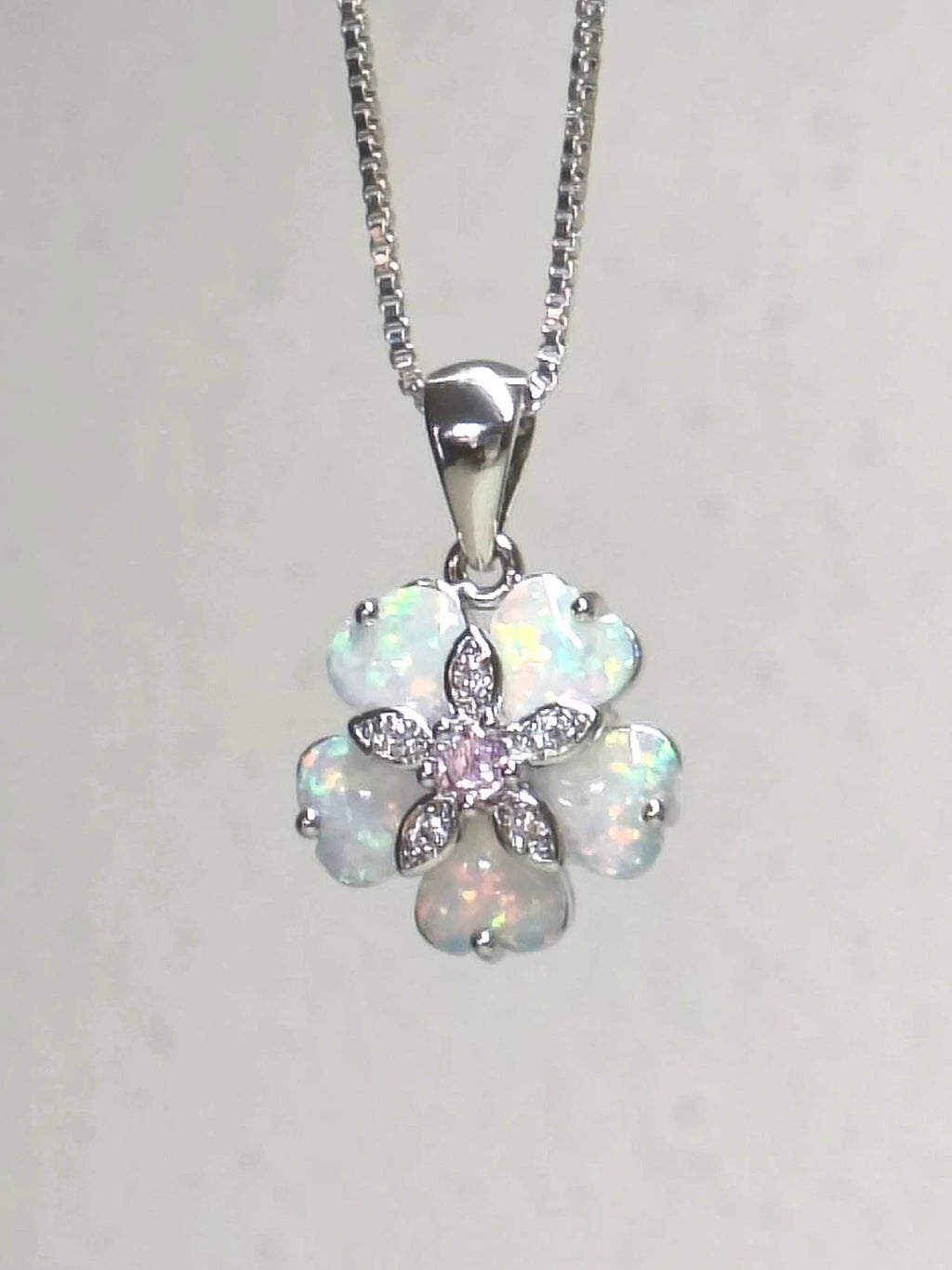 Collana floreale delicata in opale, ciondolo iridescente placcato argento