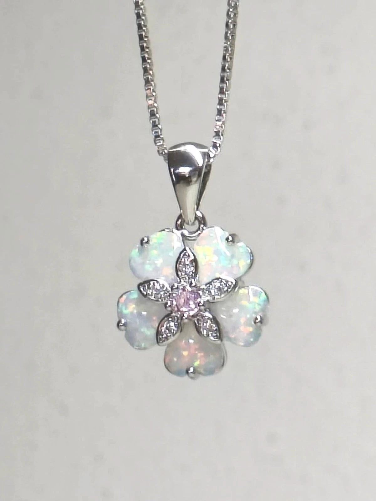 Zarte florale Opal-Halskette, schillernder versilberter Anhänger