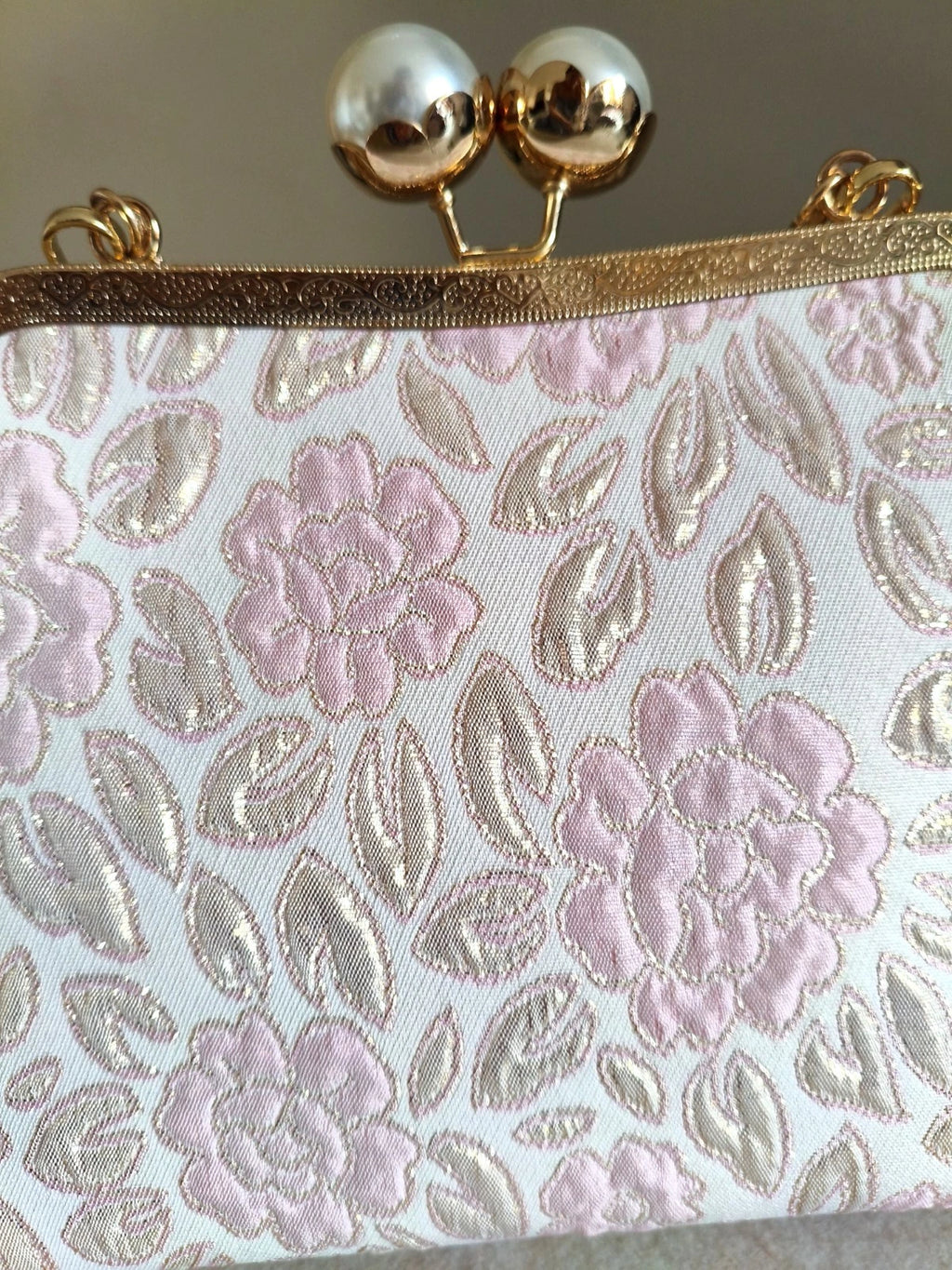 Handtasche, handbestickt mit Blumenmotiven, hellblau oder rosa