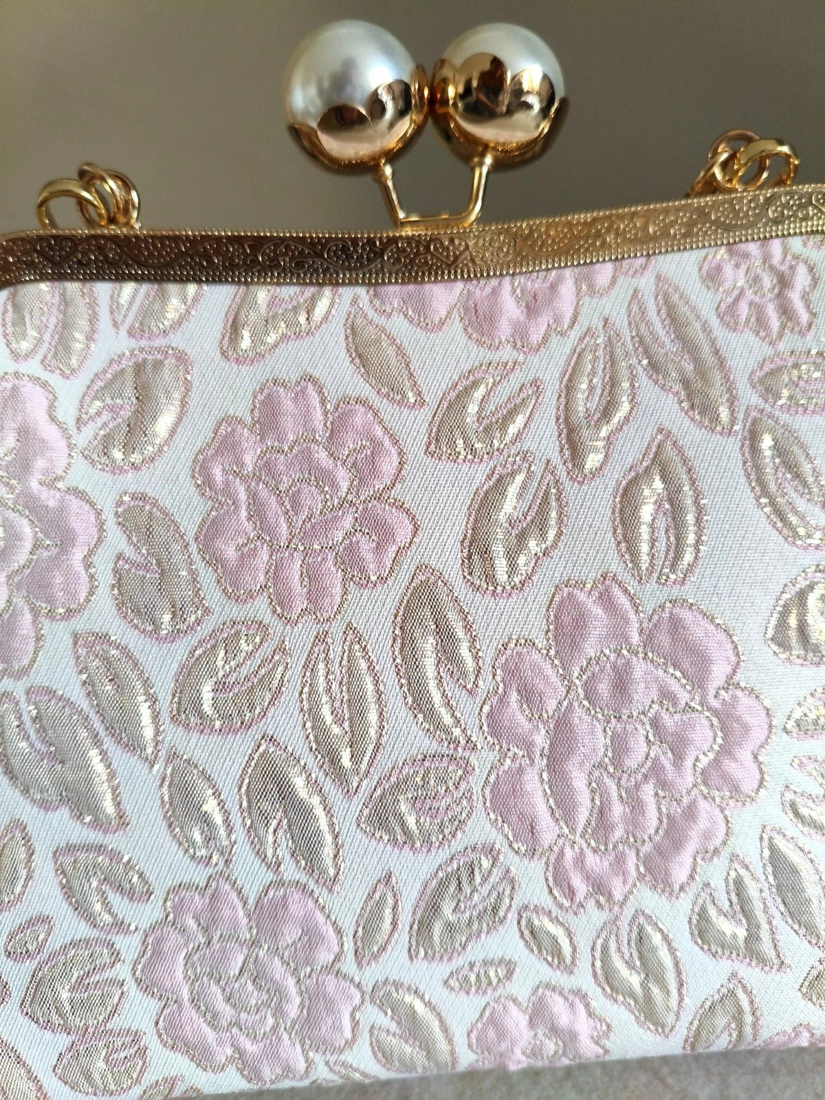 Handtasche, handbestickt mit Blumenmotiven, hellblau oder rosa