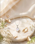 collana placcato in oro bianco 18K con opale a forma di cuore