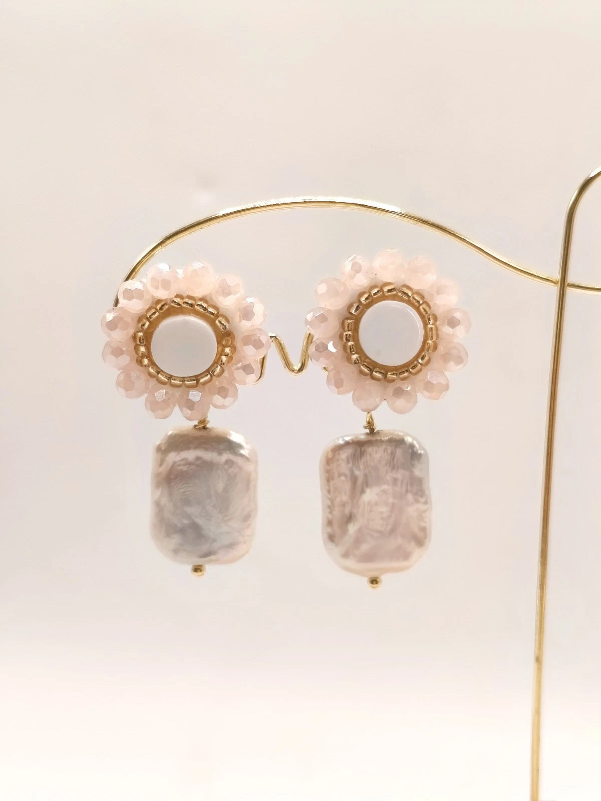 Ohrringe aus natürlichen Barockperlen mit Blumen aus Kristallen (Silbernadel)