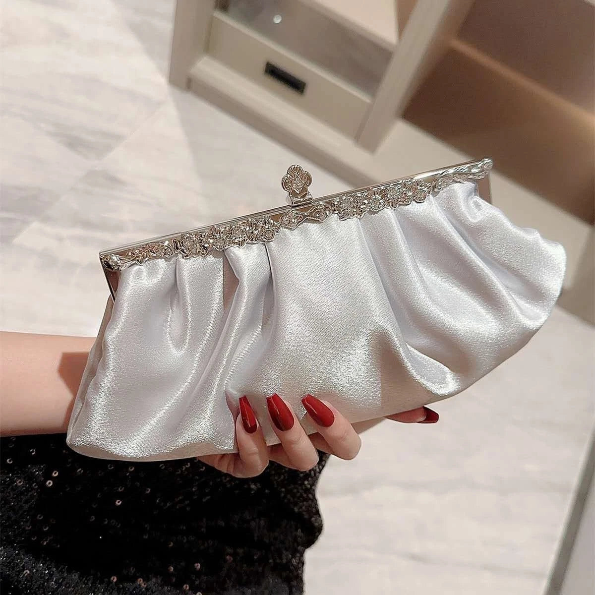 Pochette da sera in raso lucido con finitura strass