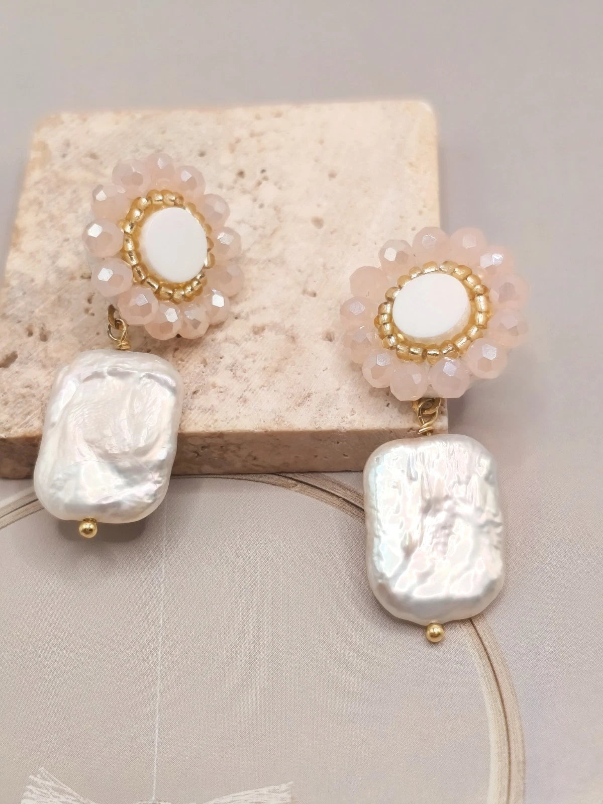 Ohrringe aus natürlichen Barockperlen mit Blumen aus Kristallen (Silbernadel)