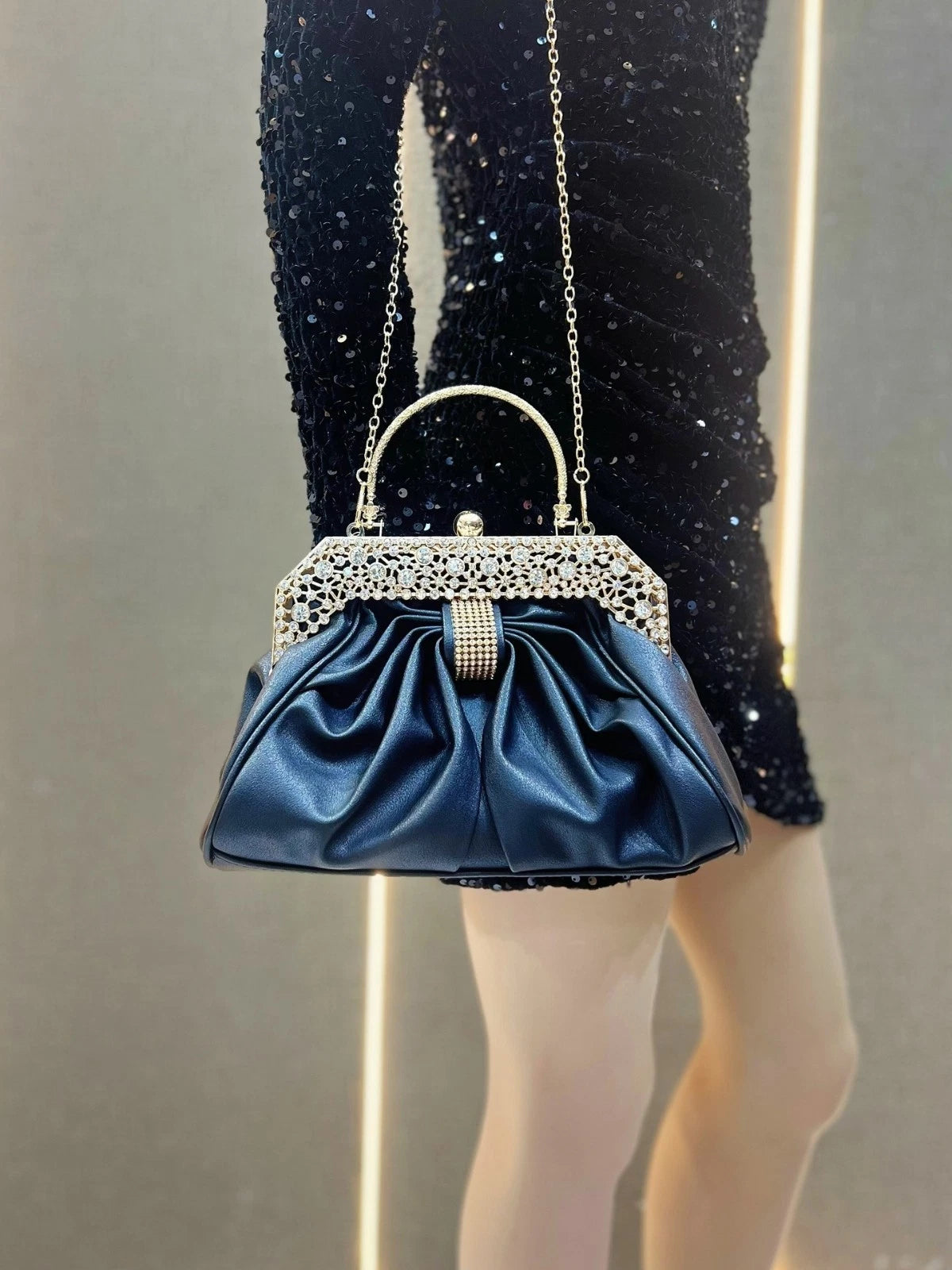 Pochette in Ecopelle con Chiusura a Bocchetta e Cristalli