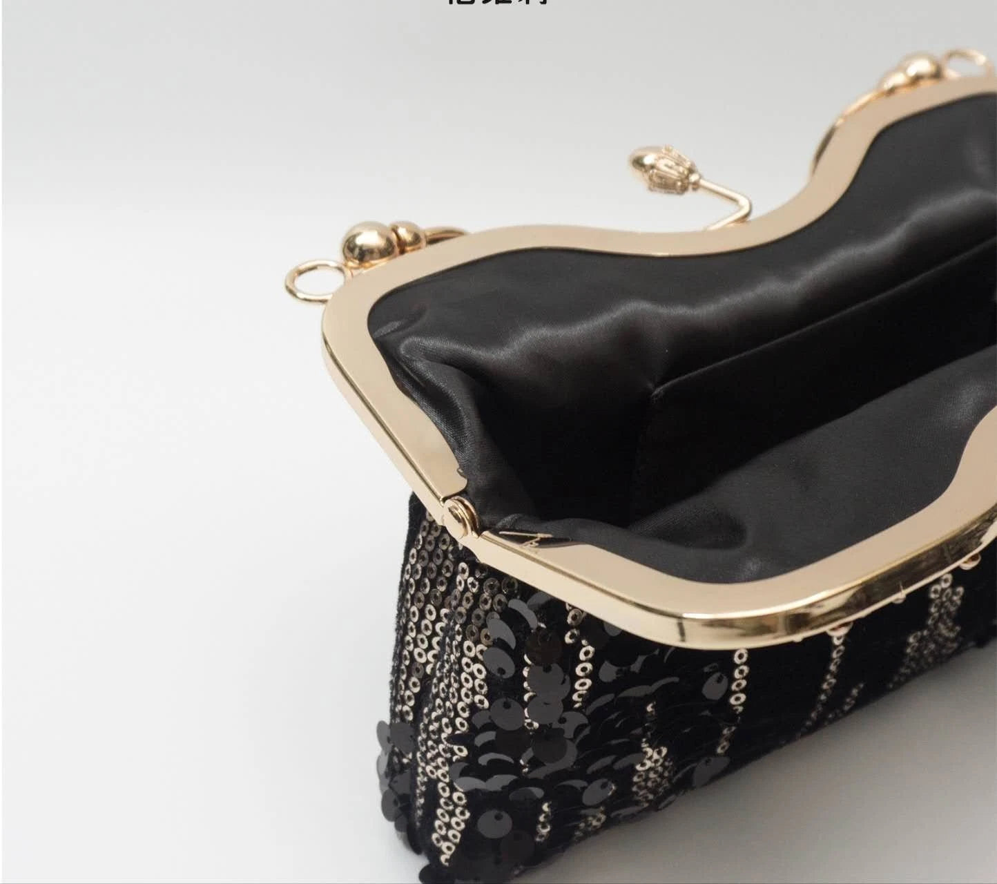 Pochette da sera lustrini nero-oro "Pioggia Dorata", manico + catena removibile