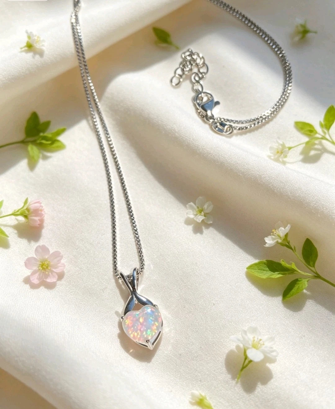 collana placcato in oro bianco 18K con opale a forma di cuore