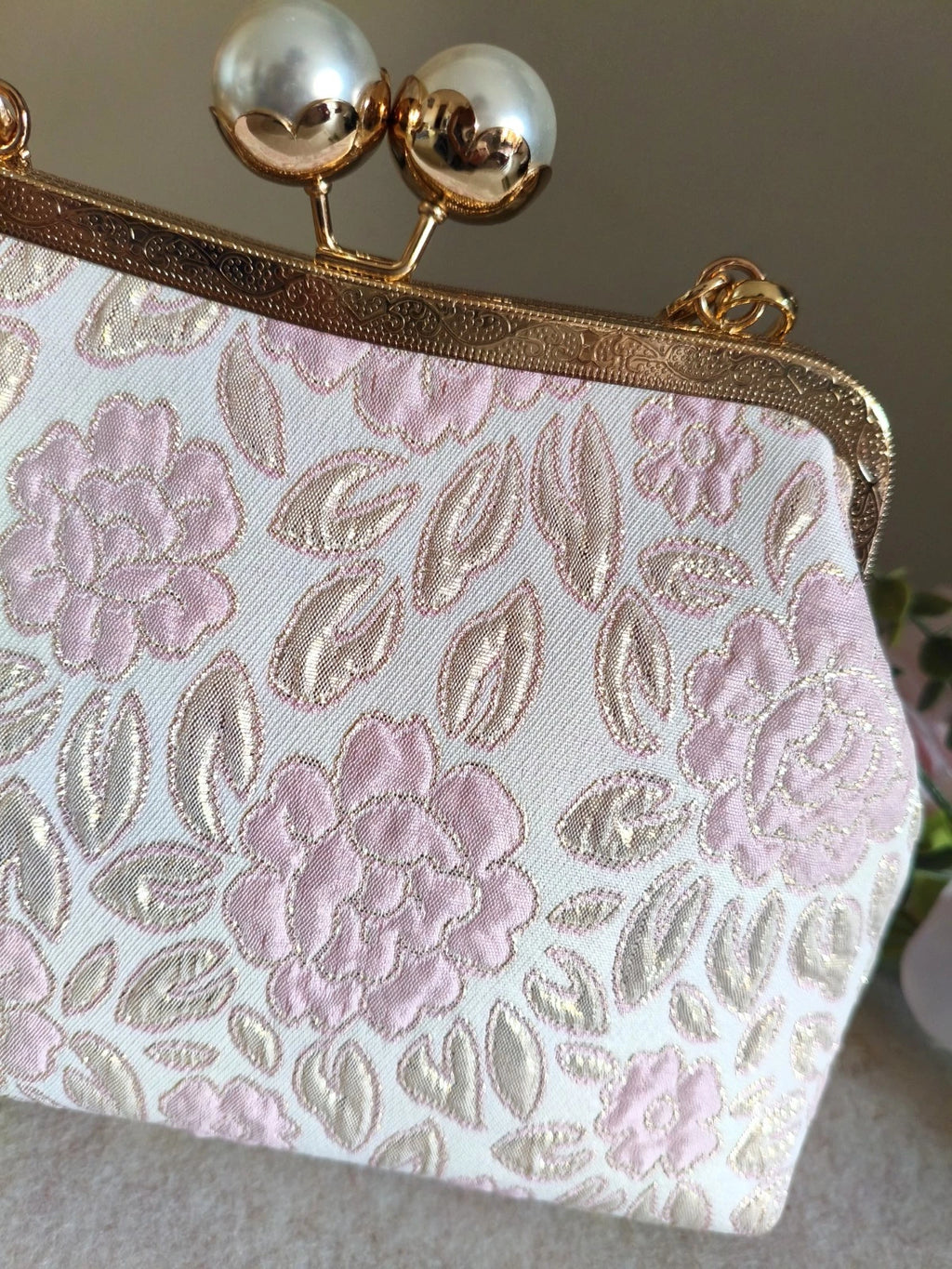 Handtasche, handbestickt mit Blumenmotiven, hellblau oder rosa