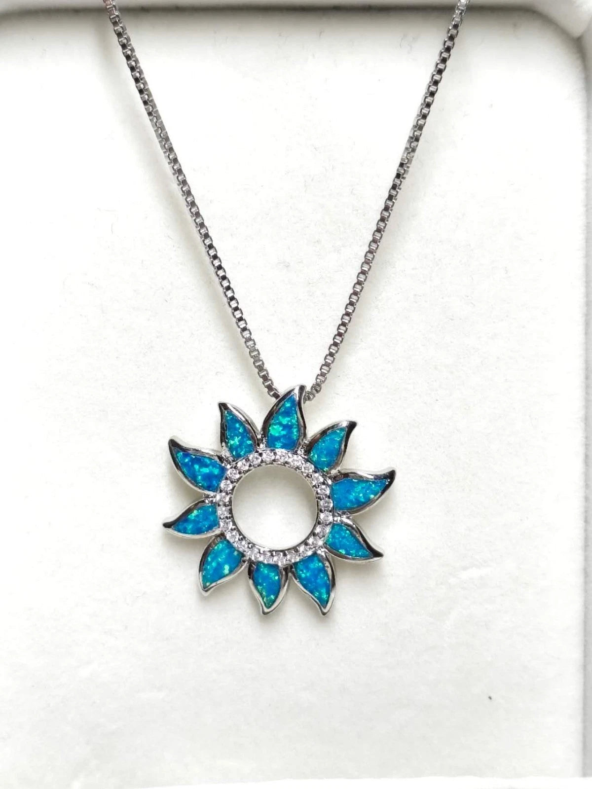 Halskette mit blauer Opal-Sonnenstrahl-Anhänger, versilberter Blumen-Schmuck