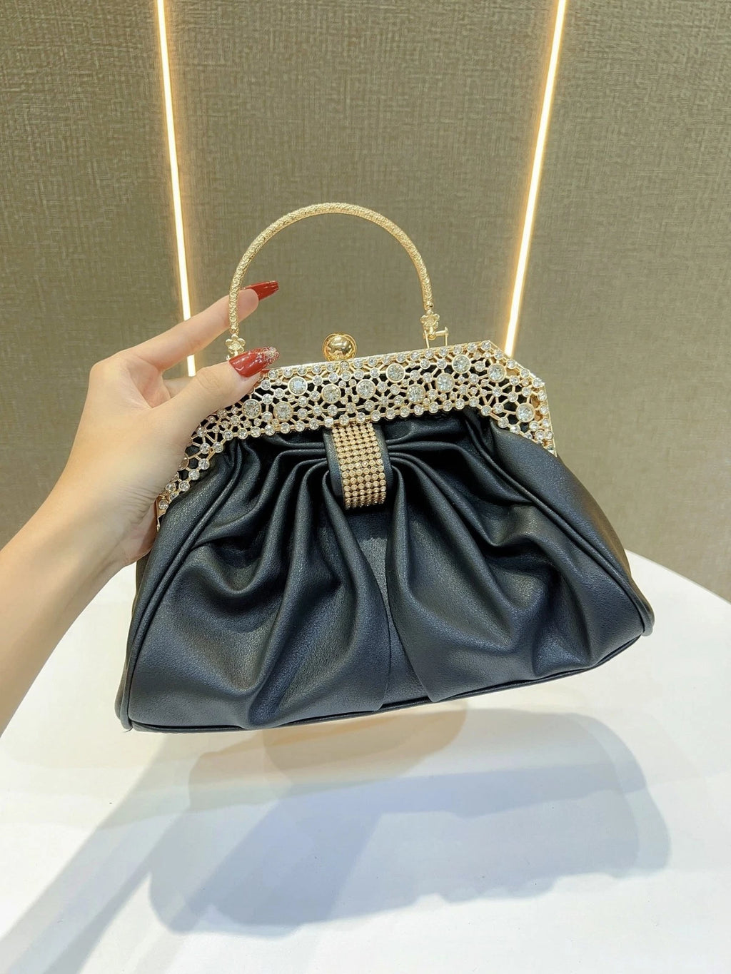 Pochette in Ecopelle con Chiusura a Bocchetta e Cristalli