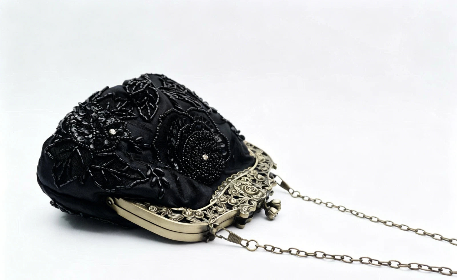 Pochette da sera "Rosa Notturna", raso nero ricamo perline artigianale