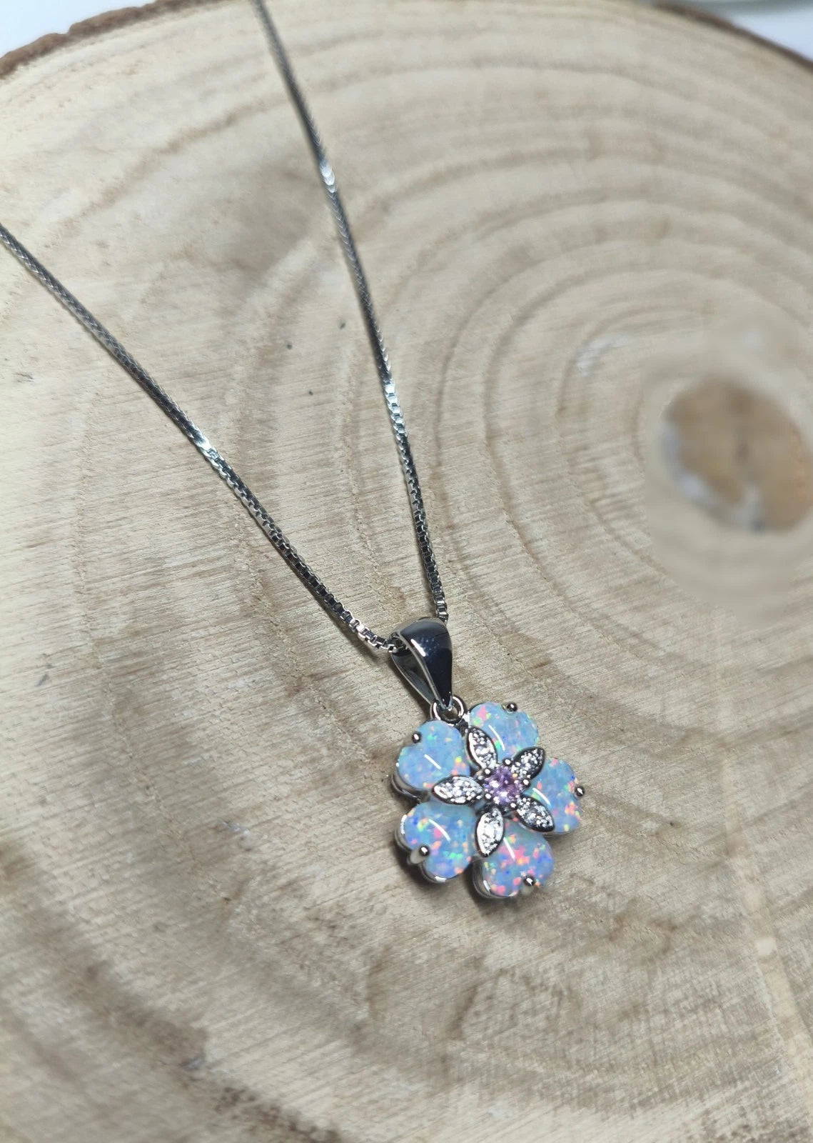 Collana floreale delicata in opale, ciondolo iridescente placcato argento