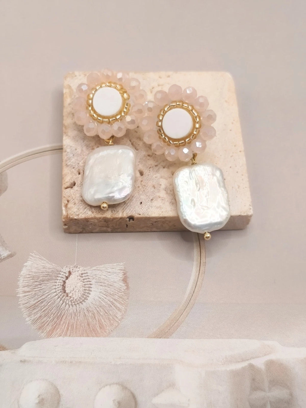 Ohrringe aus natürlichen Barockperlen mit Blumen aus Kristallen (Silbernadel)